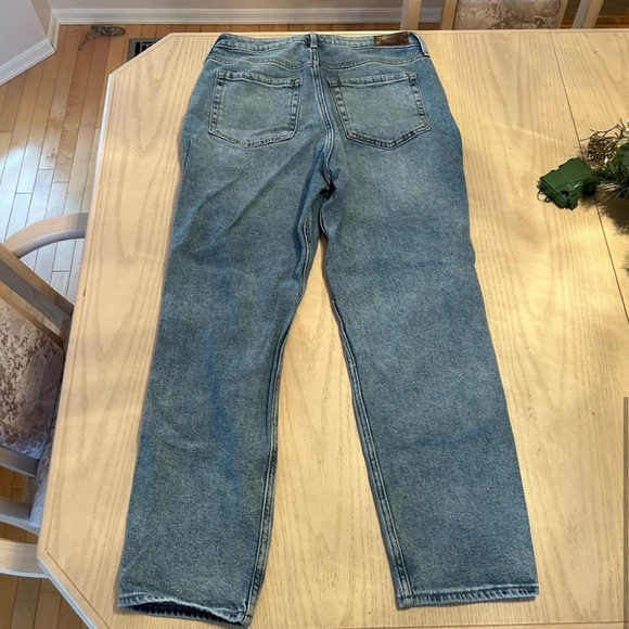 Hollister Ultra High Rise Mom Jeans - Picture 3 of 3